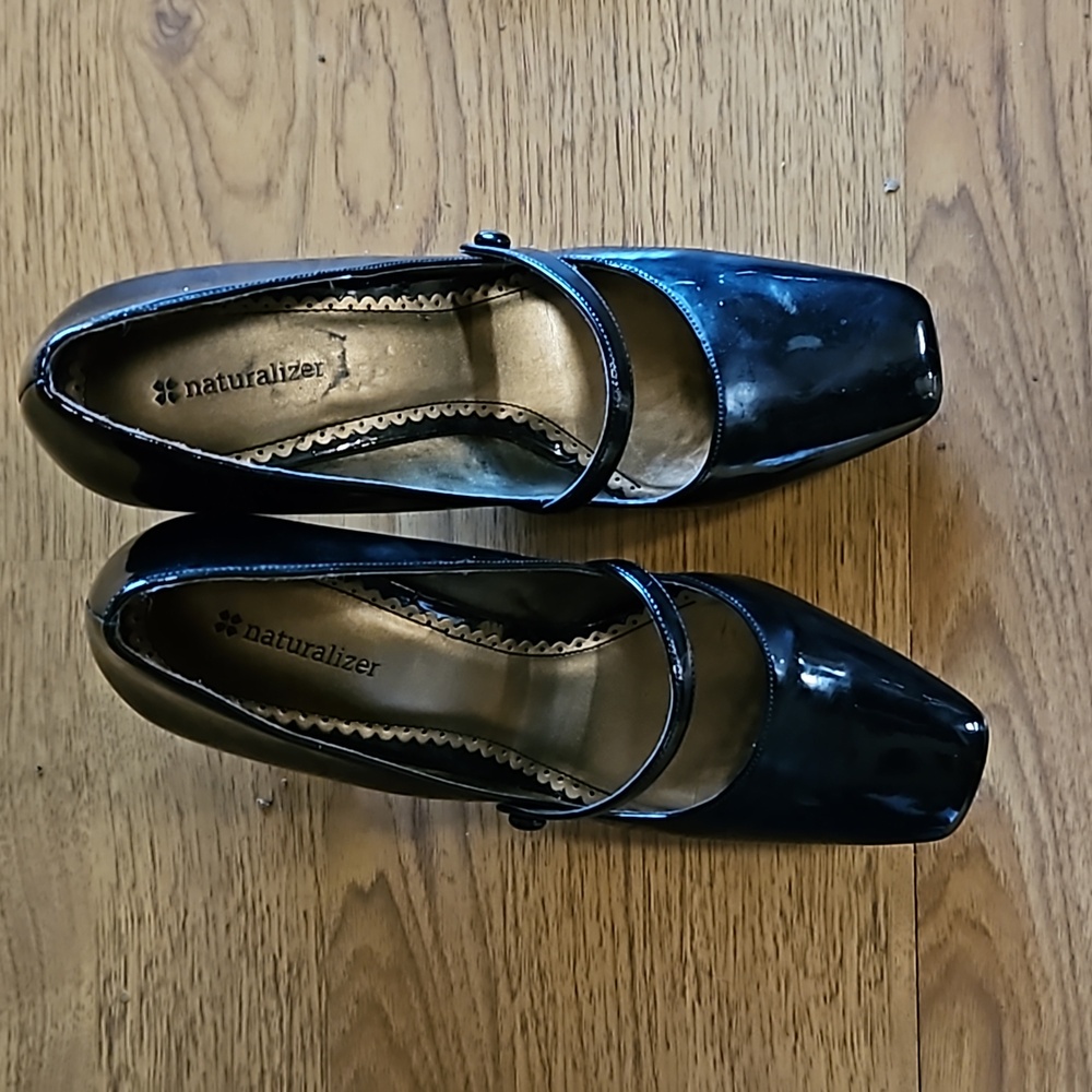 Size 10 M patent leather mary jane heels